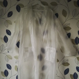  - Genomskinlig regnjacka från Åhlens (köpt 2nd hand) i 100% EVA. One size fits all vad jag fattat det som, dock en rätt stor jacka. Denna var med mig ett år på Emmaboda innan jag hittade en annan jacka som jag föredrar! 