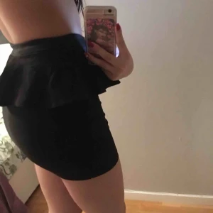  - Sjukt söt kjol med volang som tyvärr är för liten för mig:( passar XS och kanske S 