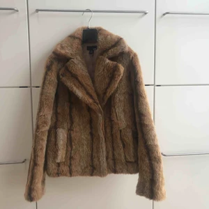  - En av mina favorit jackor när de börjar bli kallt! Men har lite för många så denna får hitta en ny ägare! Riktigt stylish😍