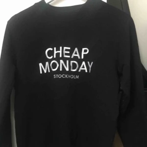  - Svart tröja från Cheap Monday, text broderat i vitt. Nyskick. Nypris ca 400 kr.   Möts upp i Stockholm efter överenskommelse eller skickas om köparen betalar fraktkostnaden.