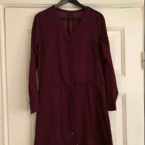  - Godkänt skick, ett märke efter att försökt ta bort noppor. 100% polyester. Från Gina Tricot.