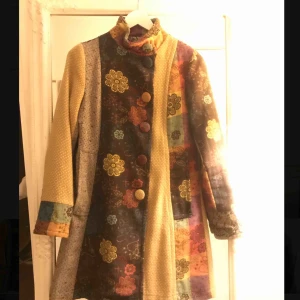  - Varm kappa i unikt mönster. Desigual-liknande. Fräsch och i fint skick, inköpt i vintagebutik i Paris. Strl S-M (2, se bild).  Finns i Stockholm, skickas mot fraktkostnad.