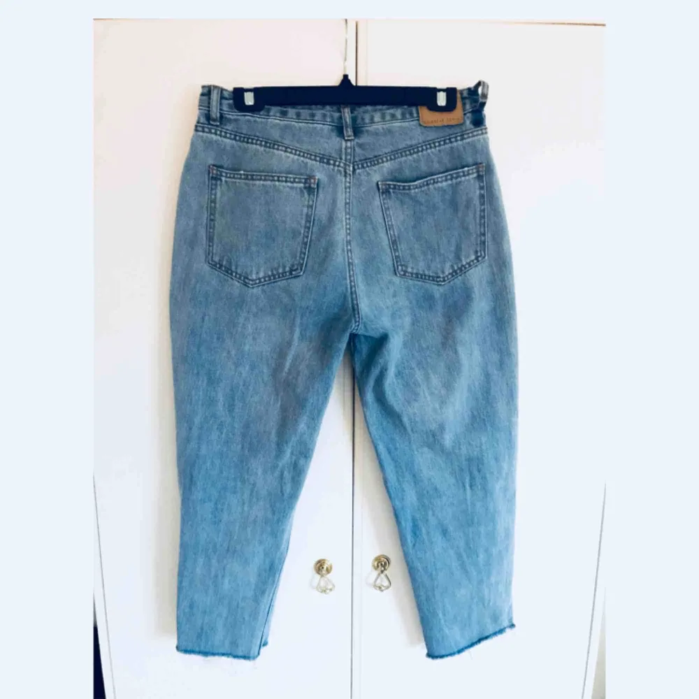 Mom-jeans från Pull & Bear. Storlek 40 och normal i storlek men är rätt korta. Slutar vid ankeln på mig som är 1.67. Köparen står för frakt.. Jeans & Byxor.