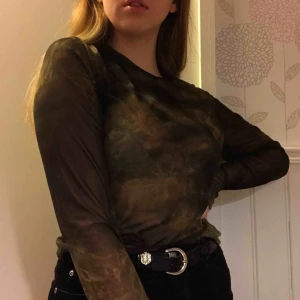  - Grön/brun genomskinlig mesh tröja köpt second hand. Passar lika bra till vardags som fest!🍸 (Frakt 18kr)