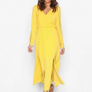  - Dream dress från Nelly. Vacker skön klänning som tyvärr satt fel på mig. Endast prövad. 