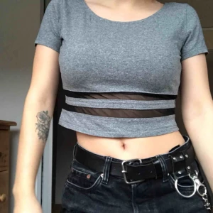  - pris är förhandlingsbart vid snabb affär✨ köper du flera plagg får du rabatt⭐️ croptop med mesh detaljer längre ner, använd ett fåtal gånger <3