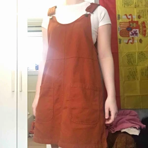  - Jättemysig hängselklänning i jeansliknande material. Knappt använd. Lappen är bortklippt men tror strl är S eller M. Den är dock oversize, så passar nog närliggande storlekar också. Pris inkl frakt