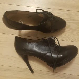  - almost new full leather heals, in perfecr condition, were worn few times only