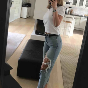  - Slitna jeans från urban outfiters! Frakt ingår ej, kan mötas i stockholm 