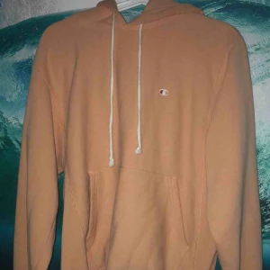  - Champion hoodie.   Strl: S  Condition: 9,5/10  Använd bara ett fåtal gånger!  Priset är inte hugget i sten vid en snabb affär