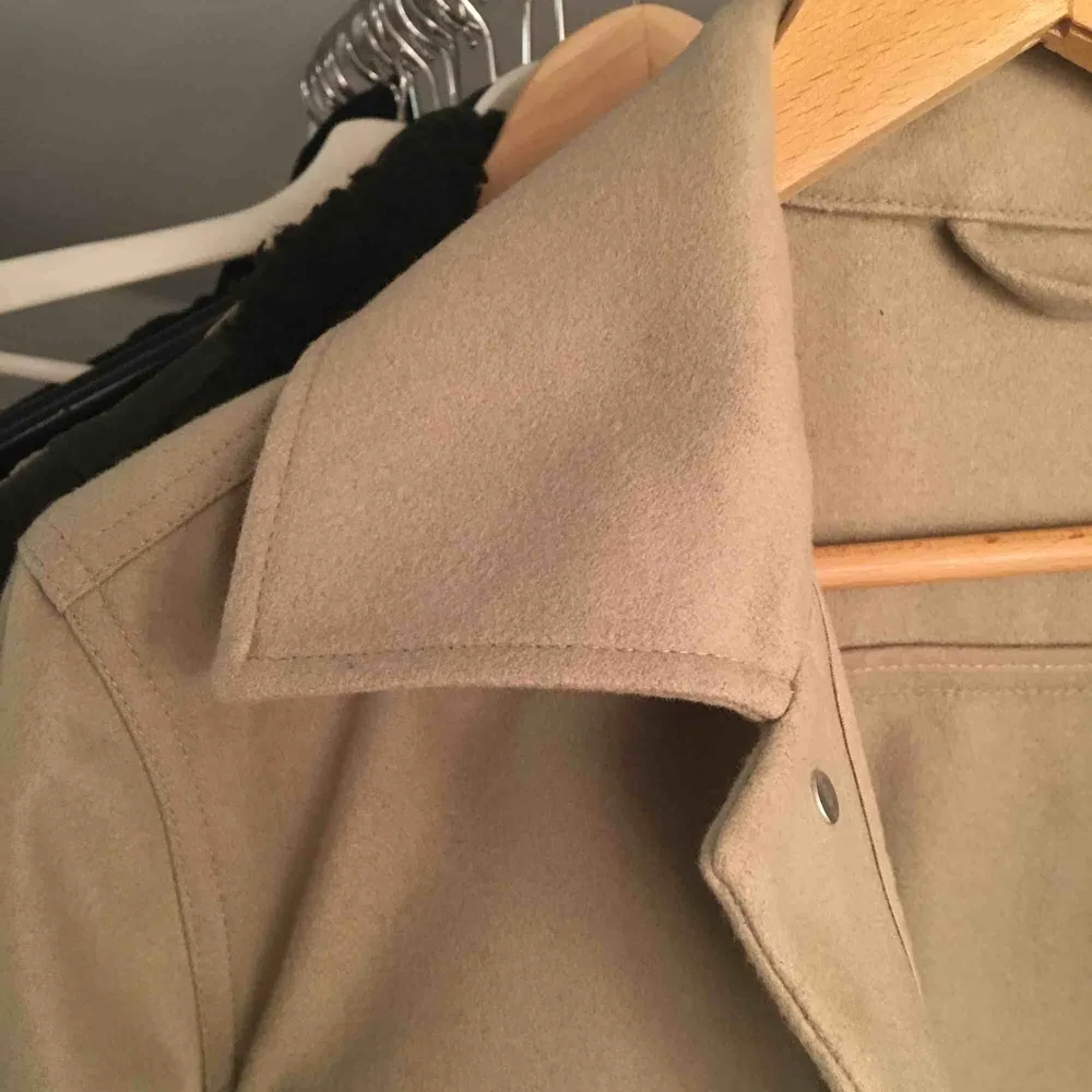 Jacka/tröja från cos säljer pga av att den i kr får plats i garderoben, perfekt att ha under en jacka eller att ha en tjocktröja under! . Tröjor & Koftor.