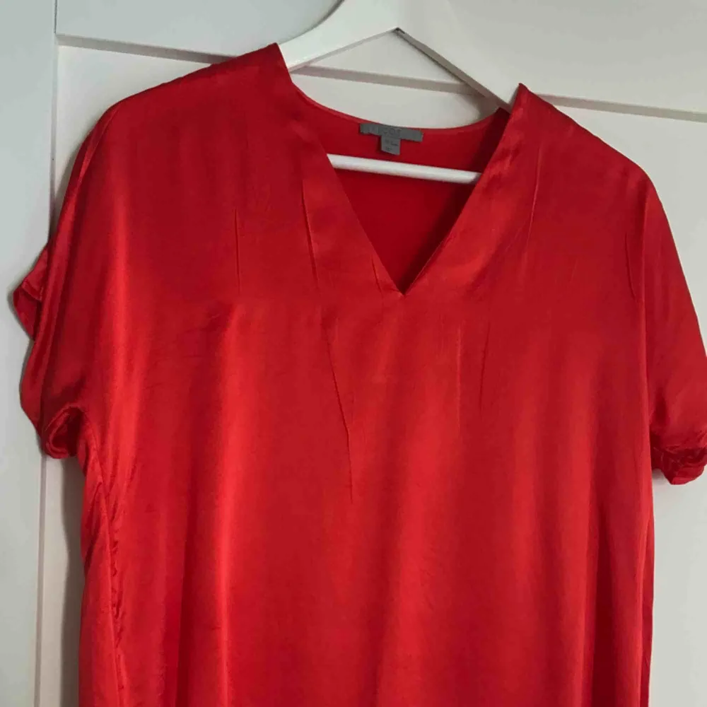 Röd t-shirt i siden, otroligt fin tröja från COS.  Aldrig använd, därför den säljs.  Köparen står för frakten. . Blusar.