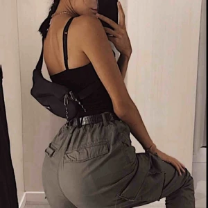  - Jag har storlek XS-s på byxor och dessa passar mig riktigt snyggt med ett bälte, jag är 168cm och dom är perfekt längd. Det är cargo byxor så de har fickor vid sidan av benen osv. Frakt ingår 