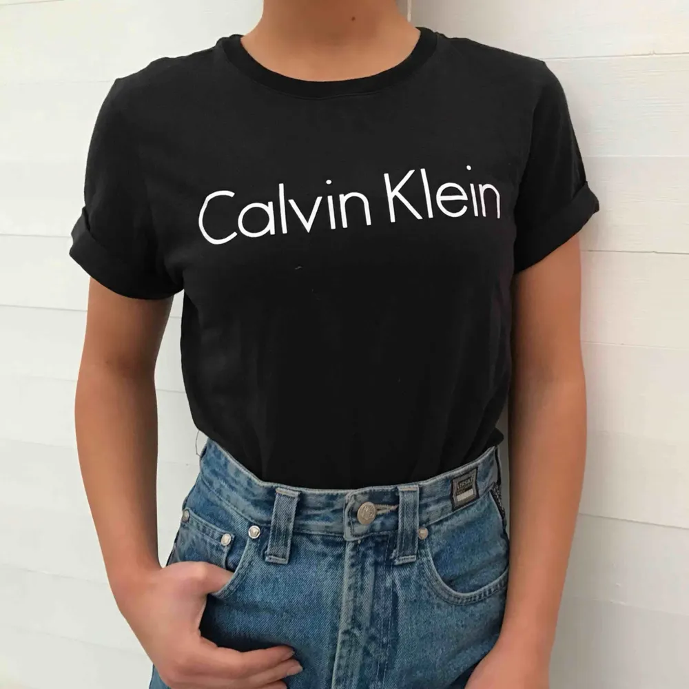 Skön t-shirt inköpt på äkta Calvin Klein butik i Miami i våras. I princip oanvänd så mycket bra skick! Ärmarna är lite uppvikta som på bilden. Kan mötas upp i Karlstad, annars står köparen för frakt 🌻. T-shirts.