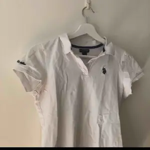 Säljer min äkta ralph lauren polo tröja pga att jag gått upp några kilo, materialet är jätteskönt och jag önskar jag kunde ha den Originalpris: 799