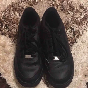  - Skorna är i storlek 38 och har använd de 3 gånger. Märket är Nike Air Force. 