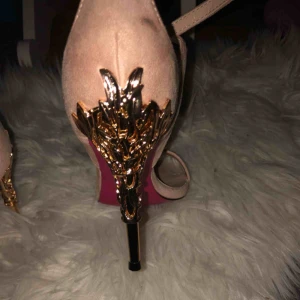  - Populära klackar med dekoration där bak.