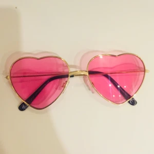  - Rosa hjärtformade Solglsögon från HM! Fint skick då aldrig använda✨Frakt: 9kr