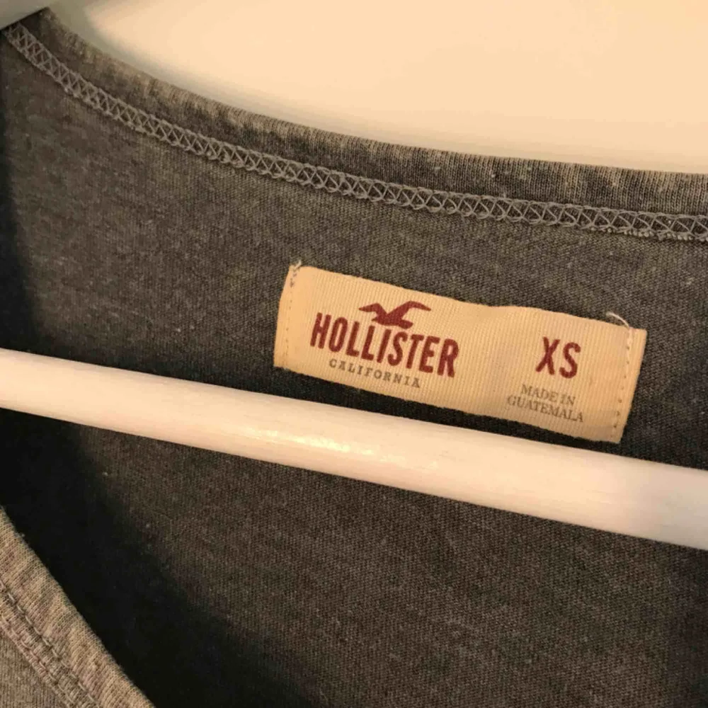 Stenfärgad t-shirt från Hollister. I strl XS men passar en S. Fraktkostnaden är inkluderad i priset. . T-shirts.