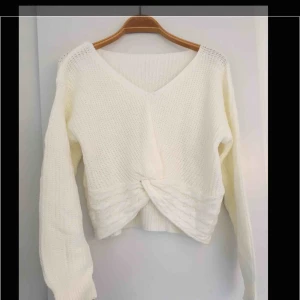  - Storlek S. Oanvänd!   Jätte mysig stickad tröja. Obs! Tröjan är längre baktill och är kort framtill vid magen.   Kan skickas mot fraktkostnad! :) 