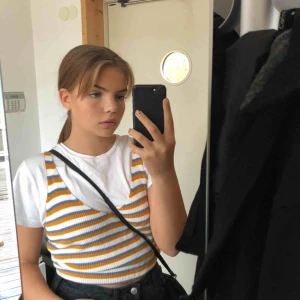  - Ett fint stickat linne från forever 21 som nästan aldrig använts. Inköpt för 179kr. Möts upp eller så står köparen för frakt. 