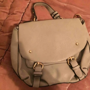  - Oasis grey messenger bag. Hardly used, in good condition. Size M. 