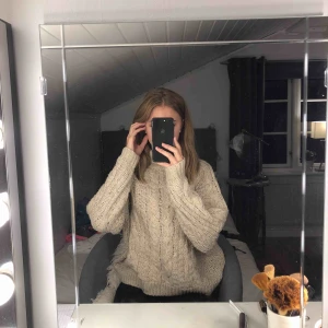  - Mysig oversize stickad tröja, från H&M. Nypris, runt 399 kr. Köparen står för frakt.