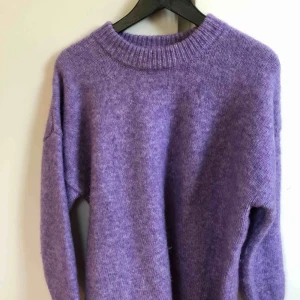  - Helt ny finstickad tröja från Monki! Använd två gånger! Säljer pga fel storlek.  Nypris: 400 kr!  Frakt: 40 kr.  Kan tänka mig att sänka priset vid snabb affär!  🤩