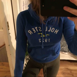  - Hollister hoodie i sjukt fin blå färg. Säljer pga för liten. Köparen står för frakt.