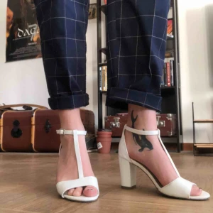  - Så jäääkla fina vita klackar som jag tyvärr säljer då dom aldrig riktigt kommer till användning.. endast använda en gång så i väldigt fint skick!  Köparen står för frakt! 🧡