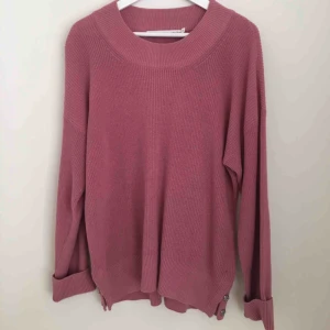  - En ljungrosa stickad tröja från & Other Stories.