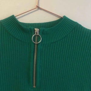  - klargrön croptop med dragkedja och liten ståkrage. storlek L men passar även mindre. fint skick!
