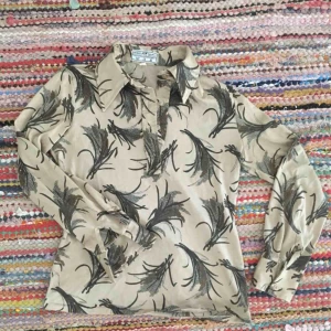  - 70tals skjorta i trikå! Köpt på 2hand! Strechig å sitter som en smäck! Köparen betalar frakt! 