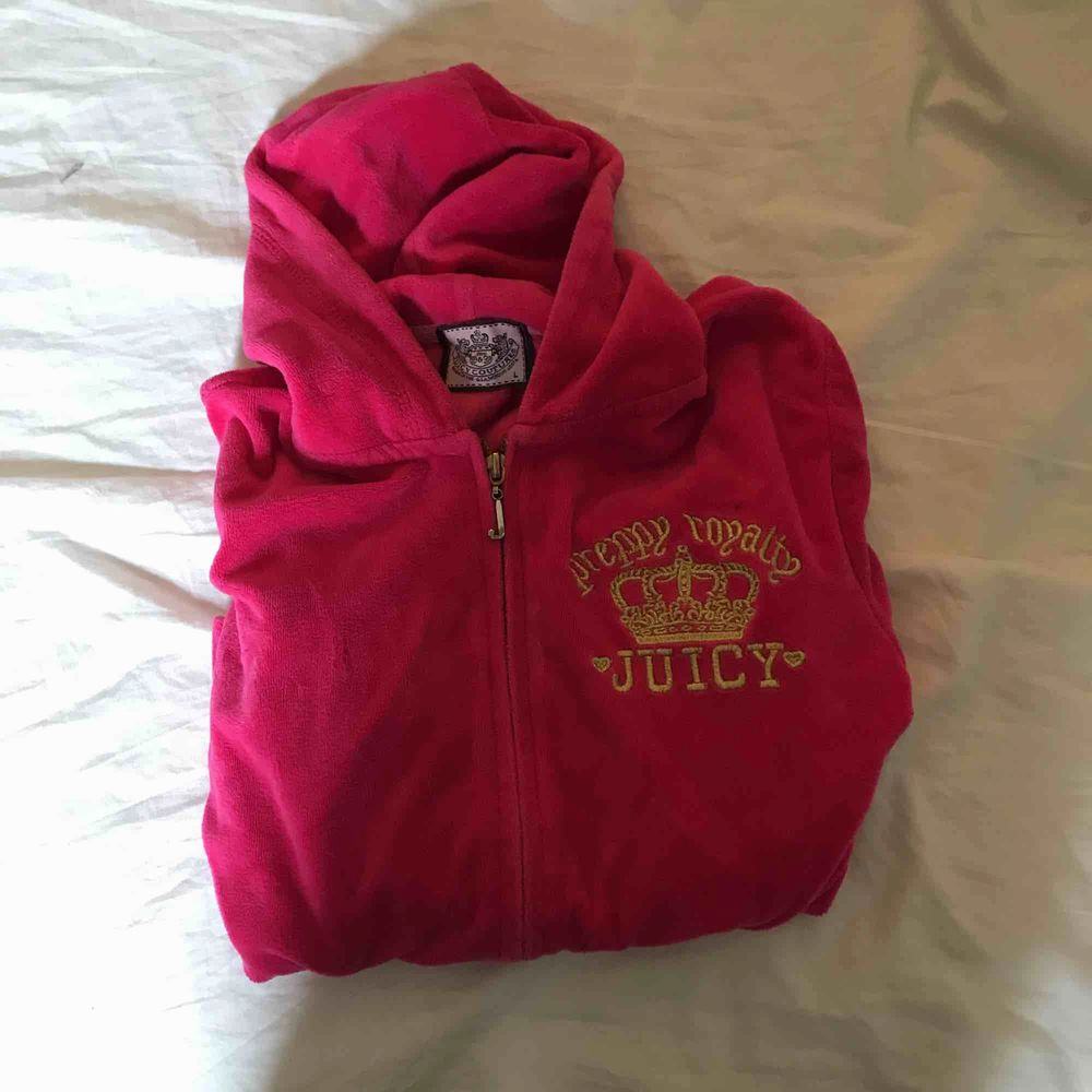 Juicycouture hoodie i strl L men är S skulle jag säga. Köpt i Dubai.. Huvtröjor & Träningströjor.
