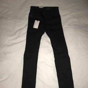  - Ett par svarta Tiger jeans i stl. w25 L30, låga i midjan och riktigt snygg passform. Byxorna är endast provade och prislapp finns kvar.