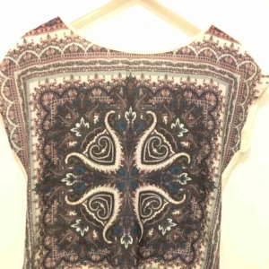  - Sommar tshirt v-ringad i ryggen 