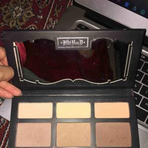 Kat Von D face palette. Använd några gånger men har redan ett annat palette som jag använder. Den är matt. Säljer den för 150kr inkl frakt. Köpt för 500kr