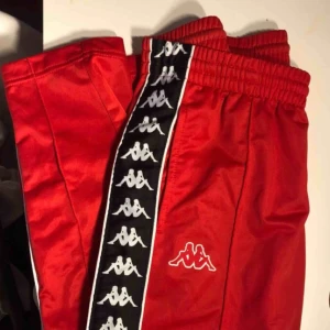  - Röda kappa byxor, endast använda 1 gång pga storleken ❤️