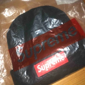  - 250+frakt! Suuperfin ÄKTA supreme mössa i sin påse!  