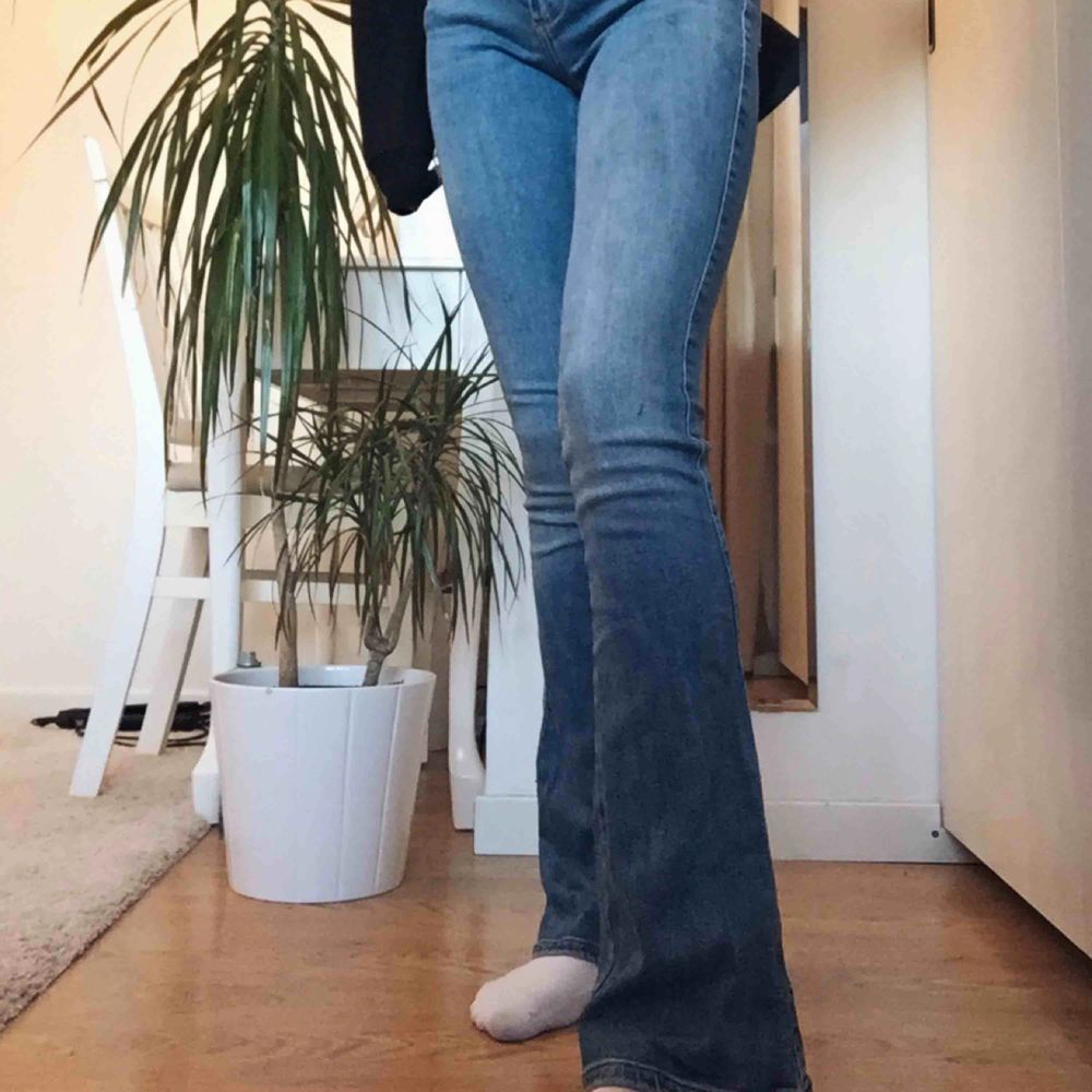 Mellanblåa bootcut jeans, köpta för 699kr Byxorna är inte fläckiga det är bara ljuset!. Jeans & Byxor.