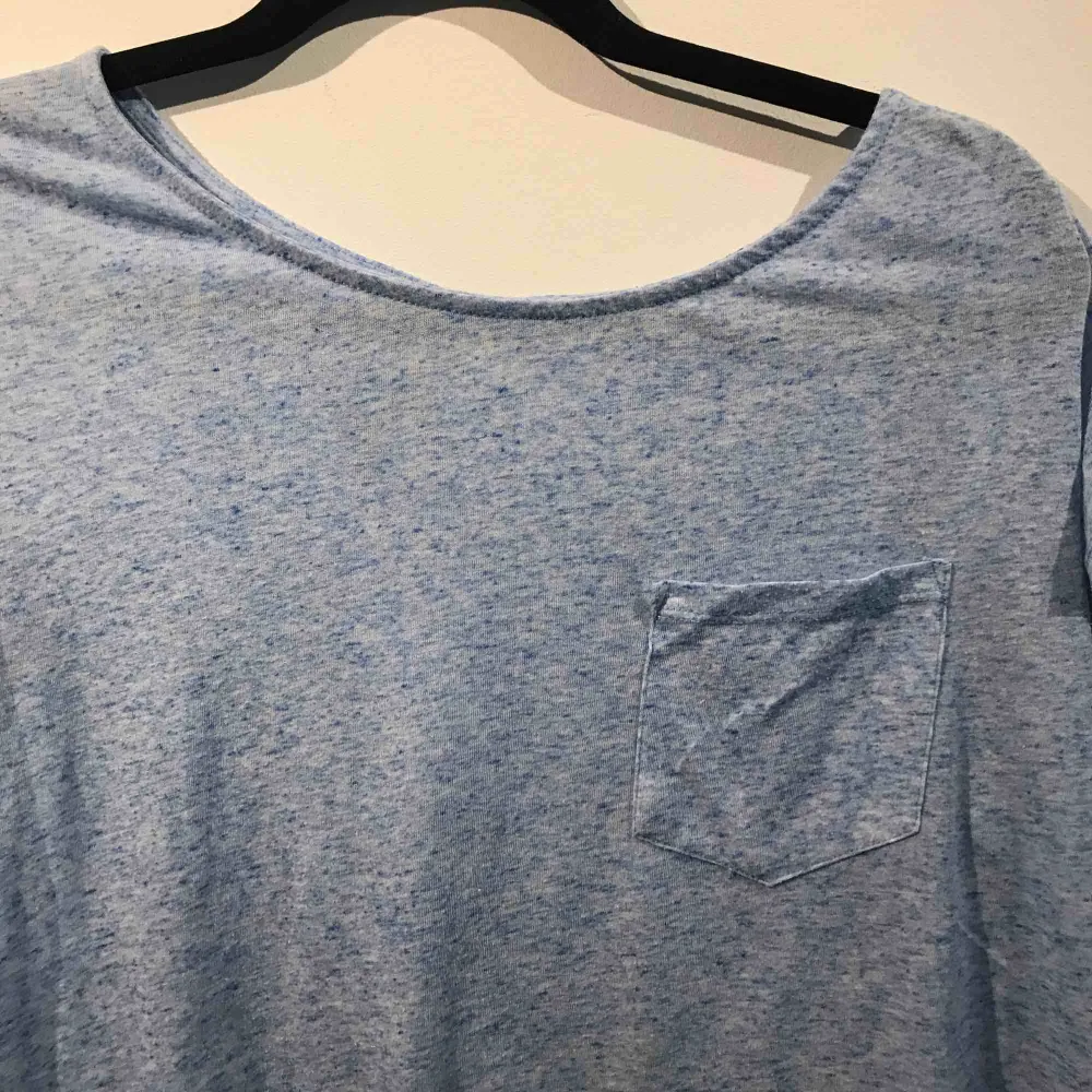 Säljer en blå t-shirt från H&M i storlek M. Priset är inräknat i priset. T-shirts.