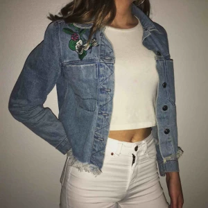  - Cropad jeans jacka från h&m’s collektion Coachella! Blommigt broderi och bröstfickor.