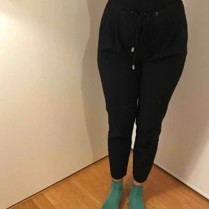  - Högmidjade svarta byxor. Otroligt bekväma att använda till många tillfällen. 