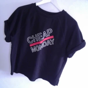  - Cheap Monday tshirt i sweatshirt material, aldrig använd enbart provad. Säljes då jag har dubletter av den.  Nypris 400kr.  Säljer den för 80kr då den aldrig är använd. Supersnygg att rulla upp ärmarna på också om man tycker de är för långa.  Kan skickas men då står köpare för frakt.   Betalas med swish🎉