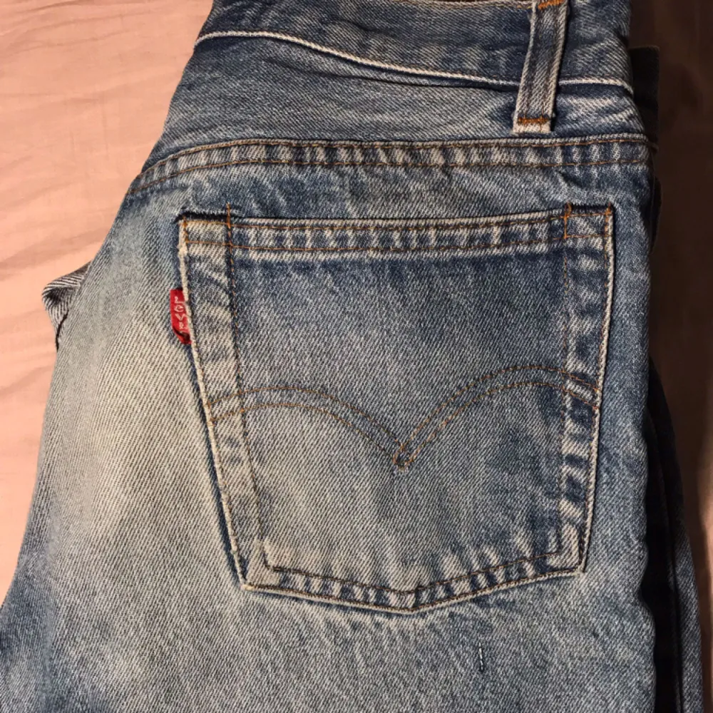 Levis jeans med slitningar och hål i knät. Står ingen storlek av vad jag kan hitta men uppskattad till en 27:a eller storlek S. Köparen betalar frakt på ca 70kr. Jeans & Byxor.
