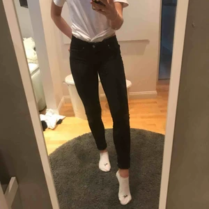 - Svarta tajta jeans knappt använda! Sitter perfekt strl S Kan frakta eller mötas upp i Uppsala