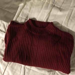 Vinröd mysig tröja från h&m i storlek M. Används en gång på jul förra året 