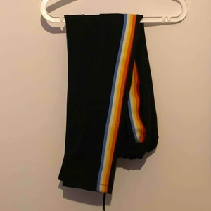  - Byxor från asos marketplace med resårband i midjan. Endast använda 1 gång. Nypris 400kr, säljes för 250kr