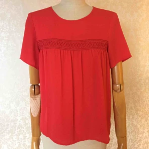  - Blus med knäppning i bak, mycket bra skick