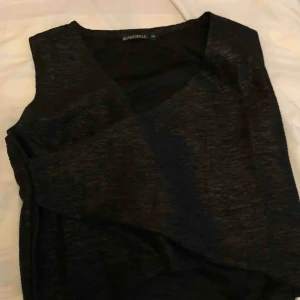  - Svart croptop i bra skick. Knappt använd. Frakt ingår
